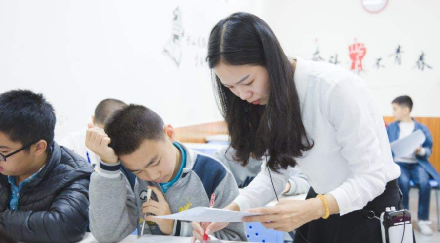 高三生晚自习假装吵架，只为给老师准备生日惊喜，评论区却跑偏了