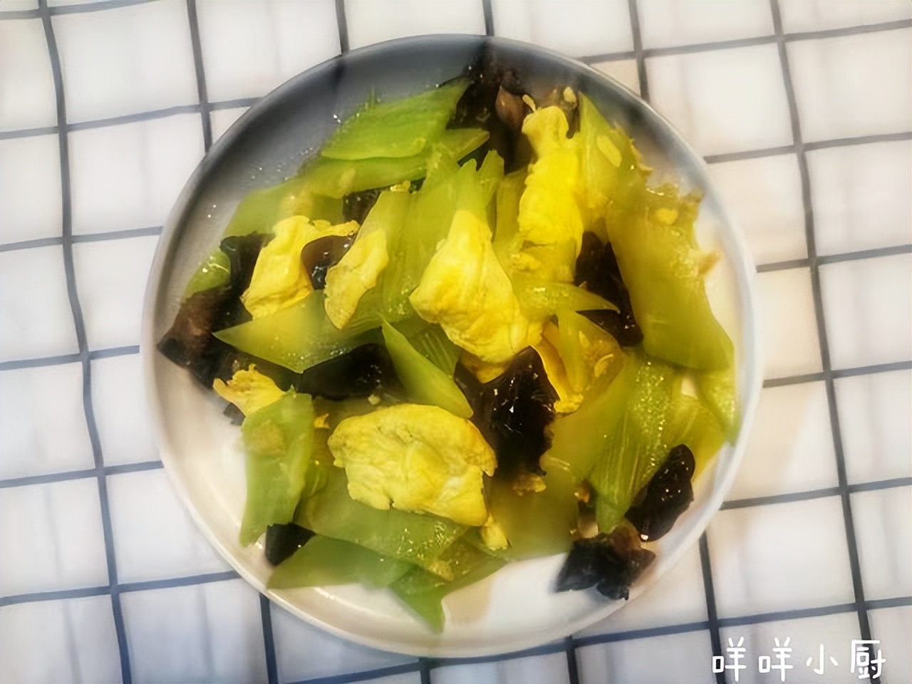 莴笋怎么切成菱形（6步做出鲜嫩脆爽的莴笋）