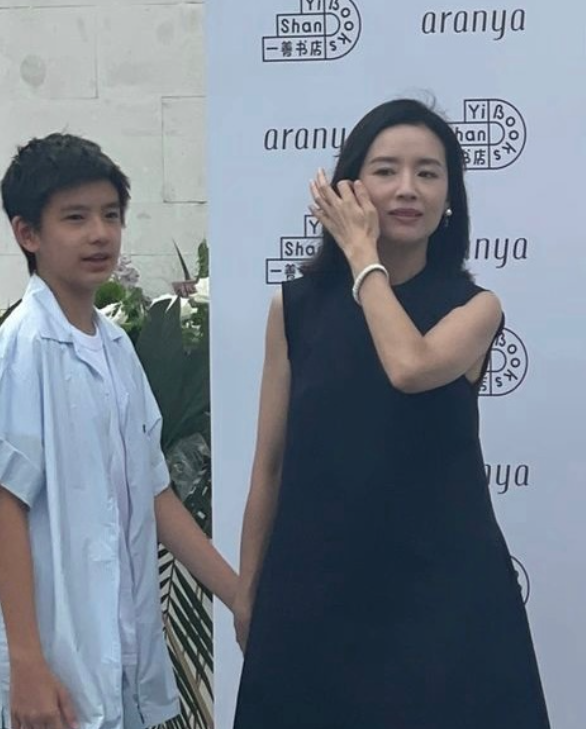 董洁带儿子参加活动，前夫潘粤明发文回应，13岁顶顶长相像爸爸