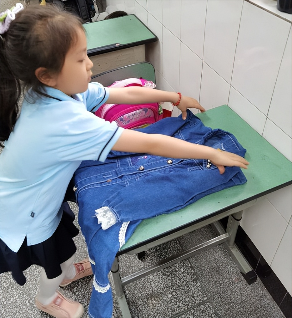 南湖小学一年级结合学生实际情况开展丰富多彩的劳动教育实践活动