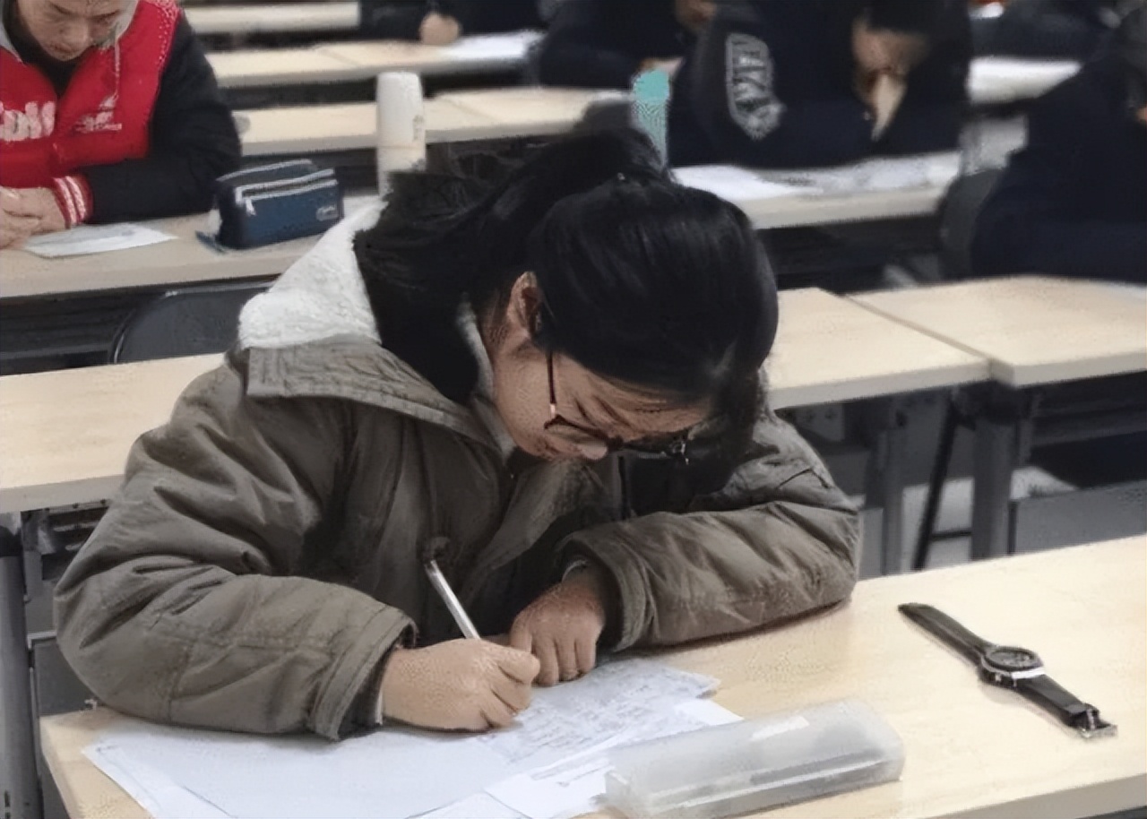 女儿考上清华大学，妈妈打扫女儿房间，意外看到一堆东西却沉默了