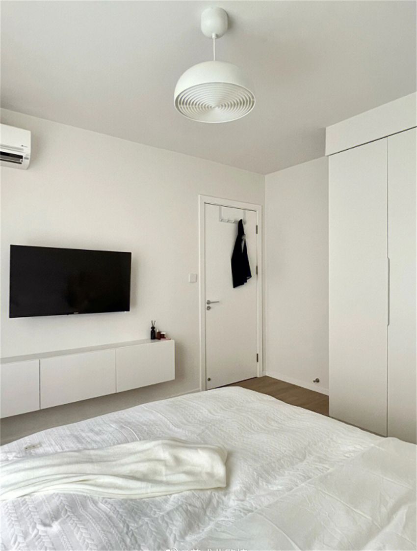 武汉女孩自装65㎡居室：全屋白色“家徒四壁”，网友：妈见打