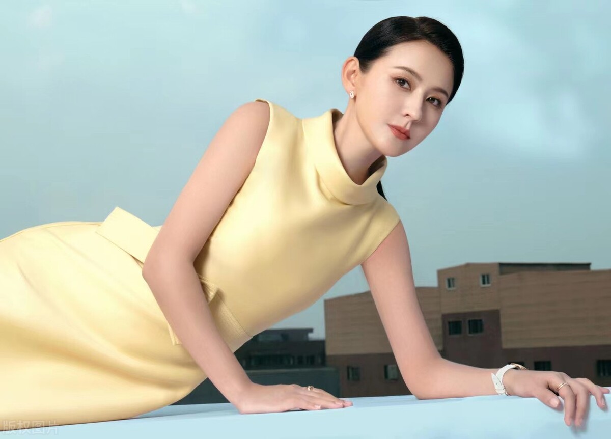 热依扎天台城市大片 黄色裙摆照应美好瞬间