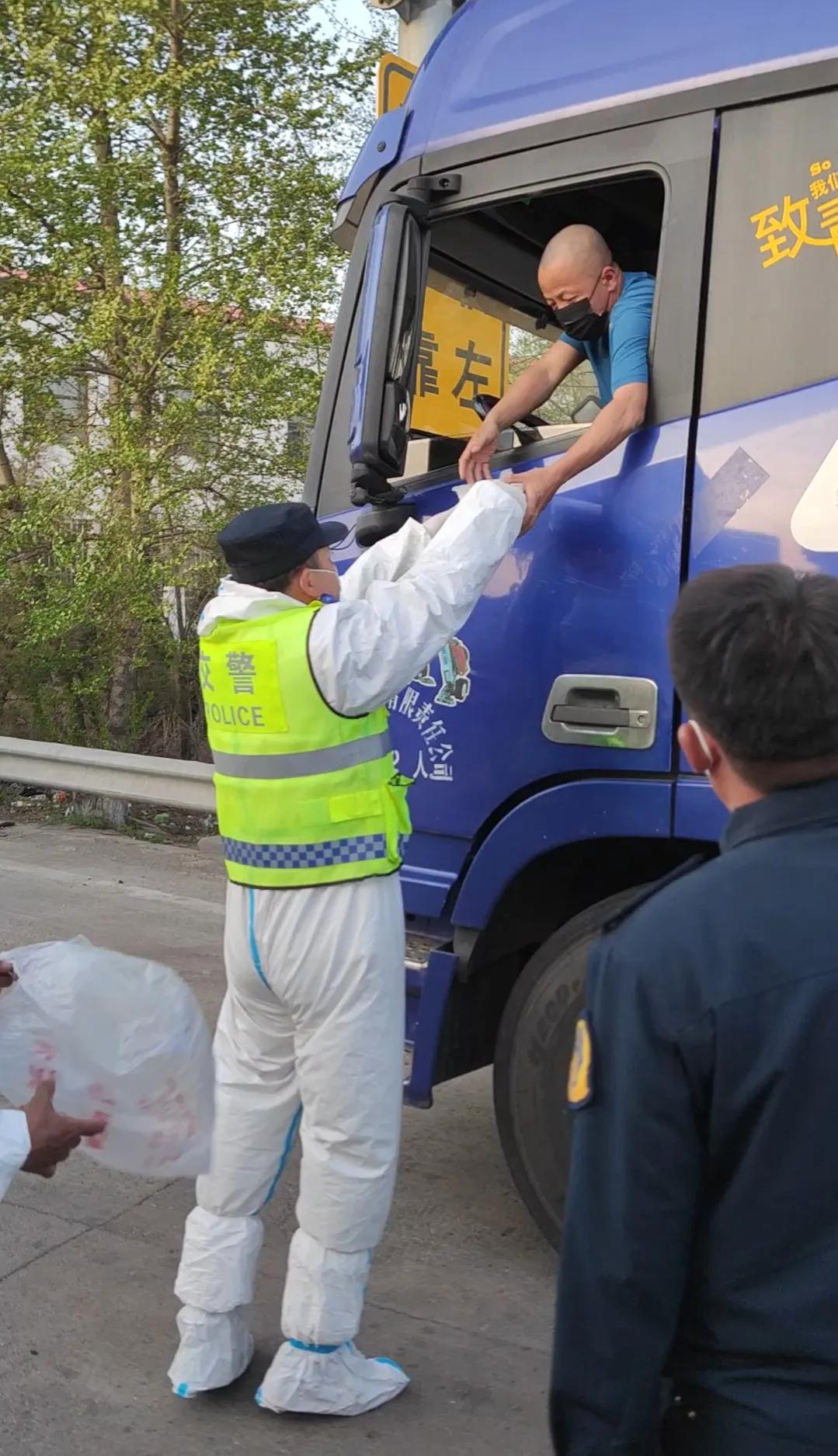 民警心系滞留司机 送饭情暖抗疫一线