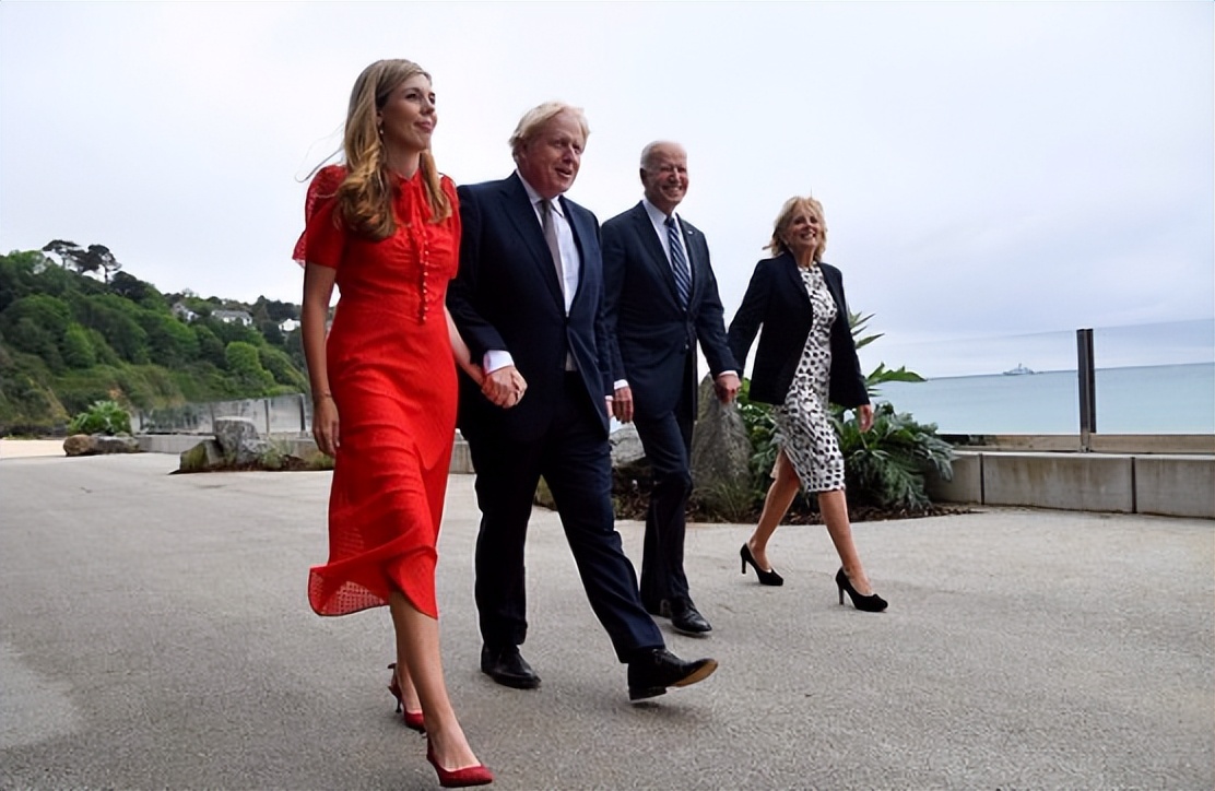 33岁第一夫人凯莉又穿红裙，抱着女儿参加老公辞职演讲，笑容灿烂