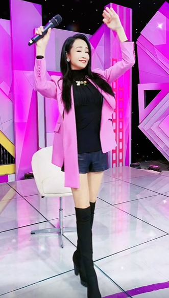 曹颖10岁儿子颜值太高，大眼睛比女生还漂亮，长相酷似妈妈