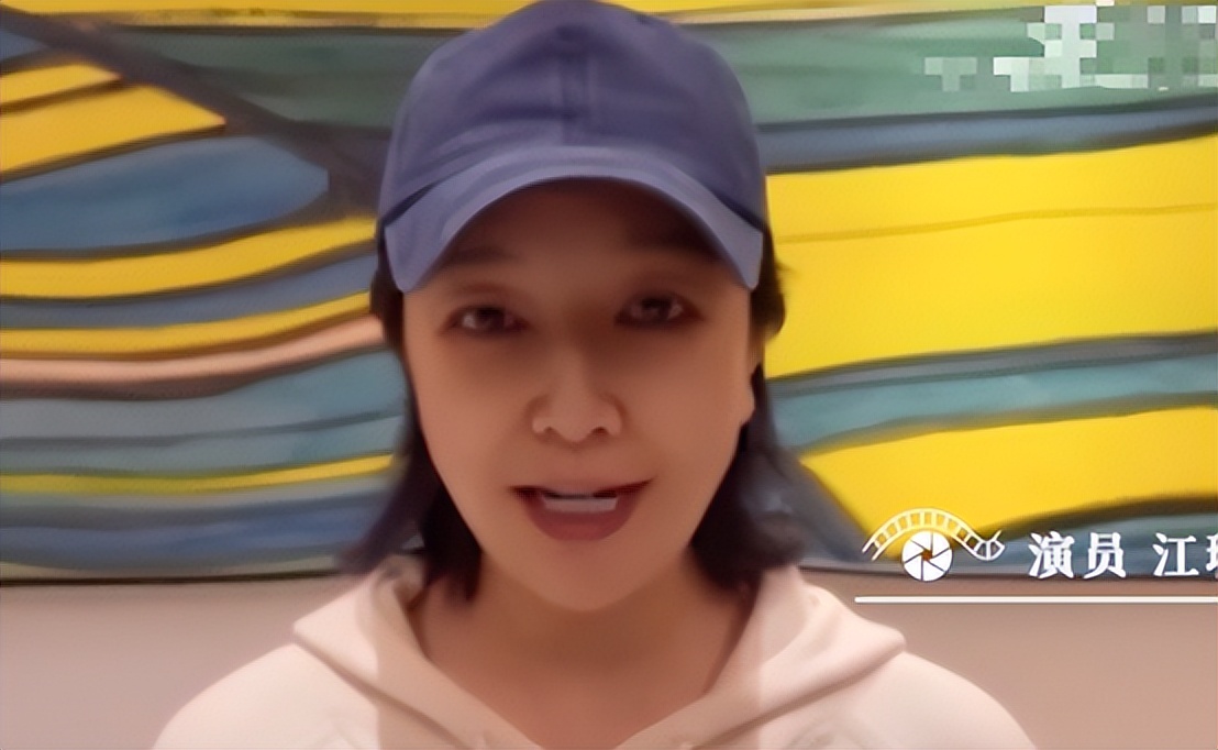 54岁江珊双手挽吴刚手臂，动作亲密被指不合适，与靳东分手后隐婚