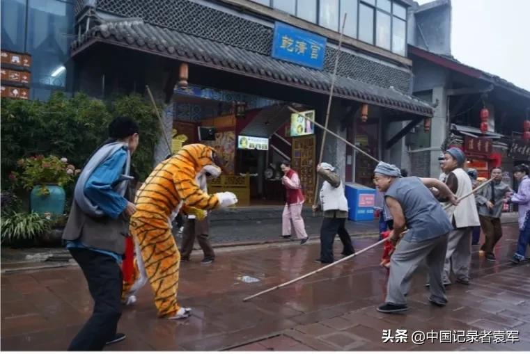 客家主题街景剧《天下客家·相约洛带之填川路上》在洛带古镇上演