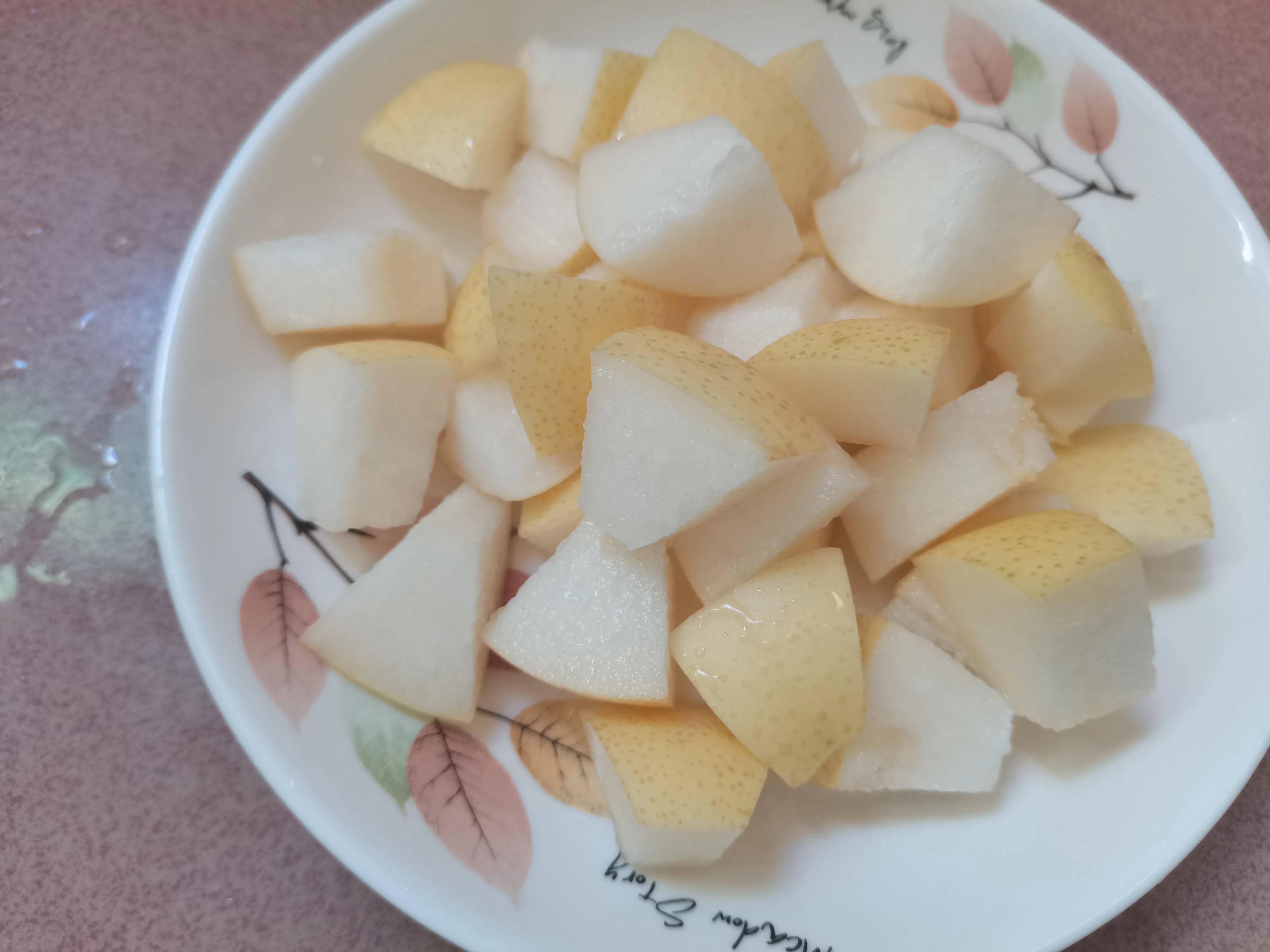 秋冬季太干燥了，来个冰糖银耳雪梨羹，止咳润肺，做法简单