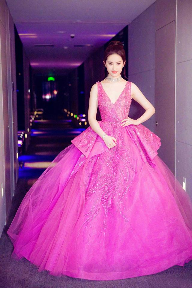 当刘亦菲穿上紫色高定礼服，点到为止的艳，不可方物的美
