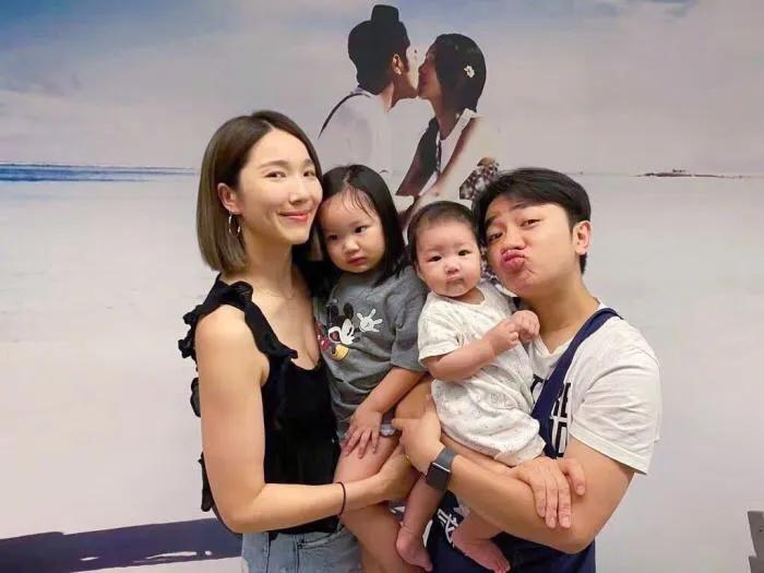 王祖蓝晒全家福为老婆李亚男庆生，大女儿抢着吹蜡烛模样超可爱