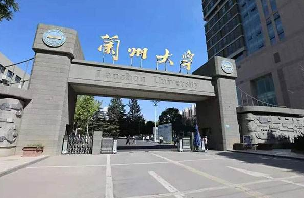 甘肃一985大学男生，翘课被老师发现，师生对话引起其他学生爆笑