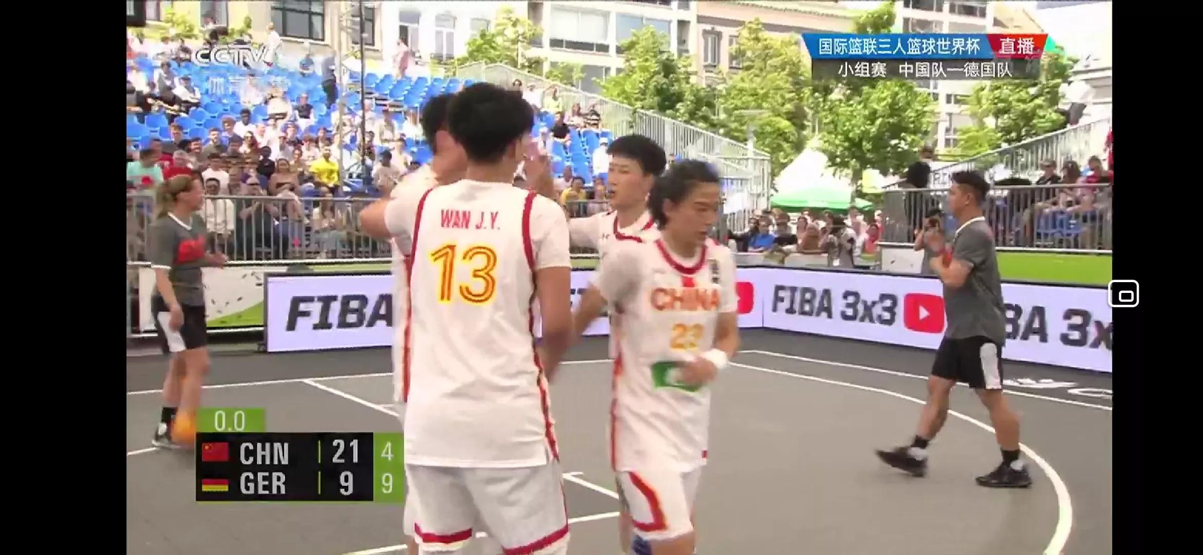 中国女篮三人篮球21比9狂胜德国，执法裁判香X