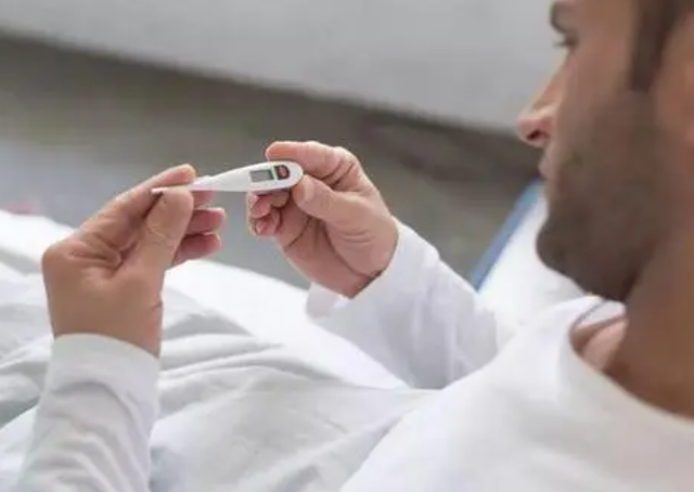 别把艾滋病当成皮肤病？若身体出现3种变化，及早做检查