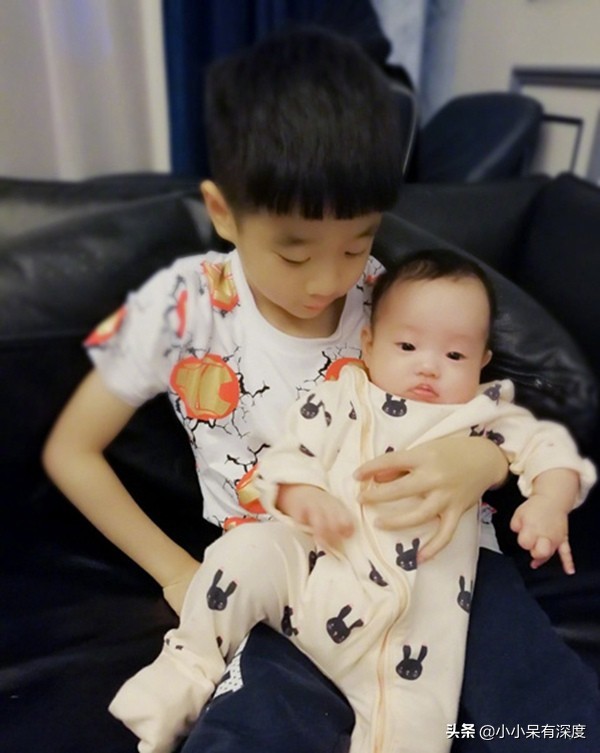 杨威晒照片，哇，小萌娃长成帅哥了！杨阳洋对双胞胎妹妹，特别好
