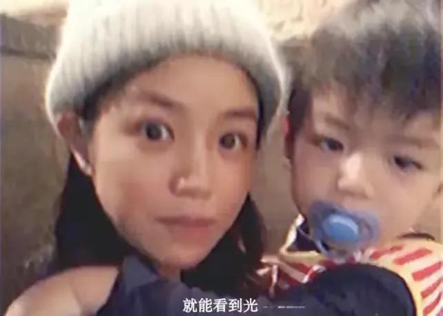 陈妍希和儿子做亲子瑜伽，小星星配合妈妈做高难度动作，互动默契