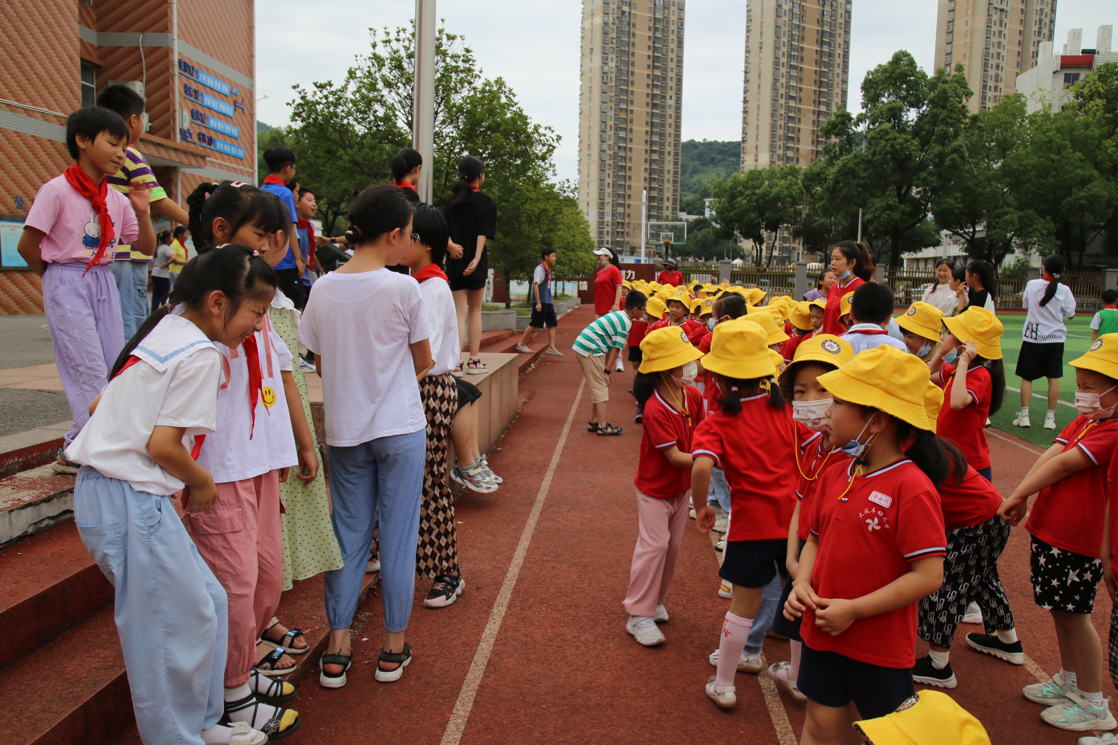 幼儿园孩子进东方红小学 体验小学生活