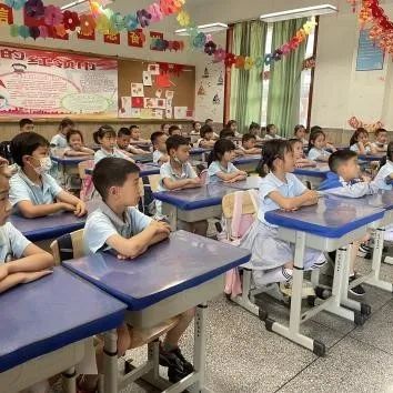 成都高新区中和小学举行2021级党员家长进校园讲党史主题活动