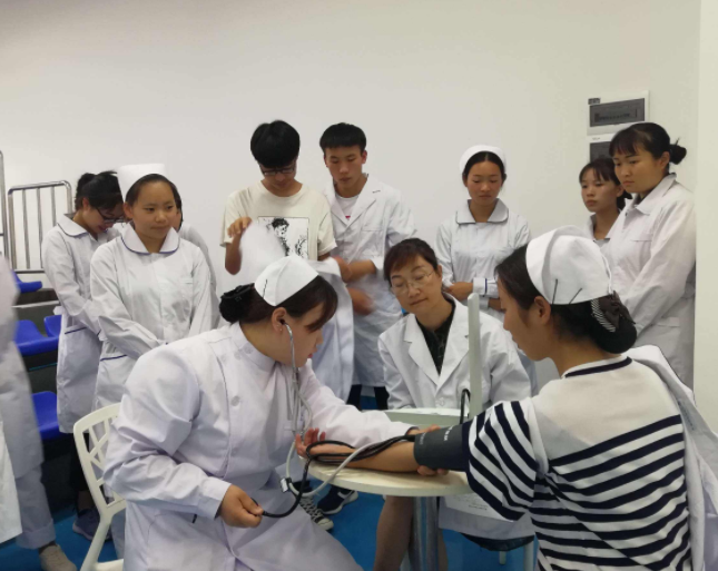 医学五年制和“八年制”哪个好？两者的差距明显，想学医的要了解