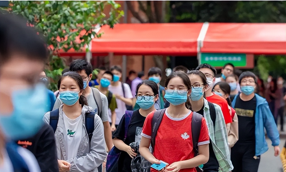 为啥高考当天不建议穿校服？资深班主任给出答案，原来大有学问