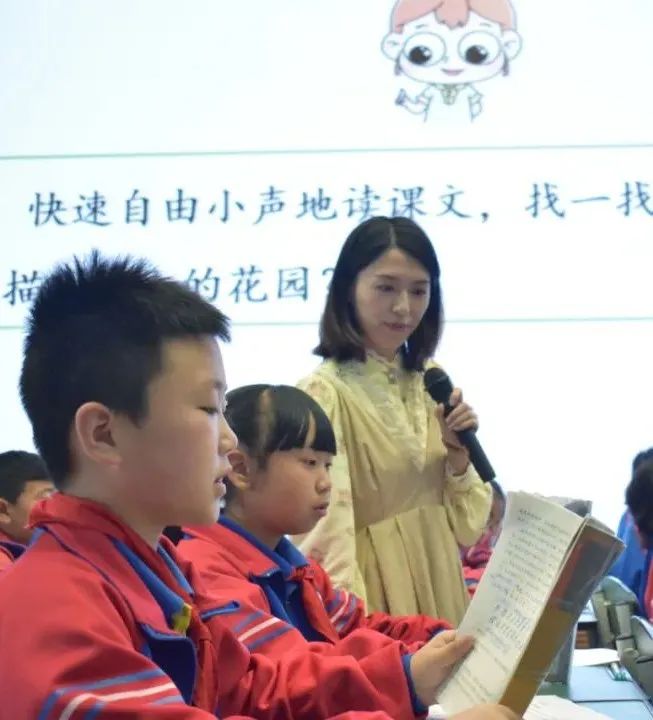 双流区名师周晓玲工作室学员们在导师周晓玲的带领下送教金桥小学