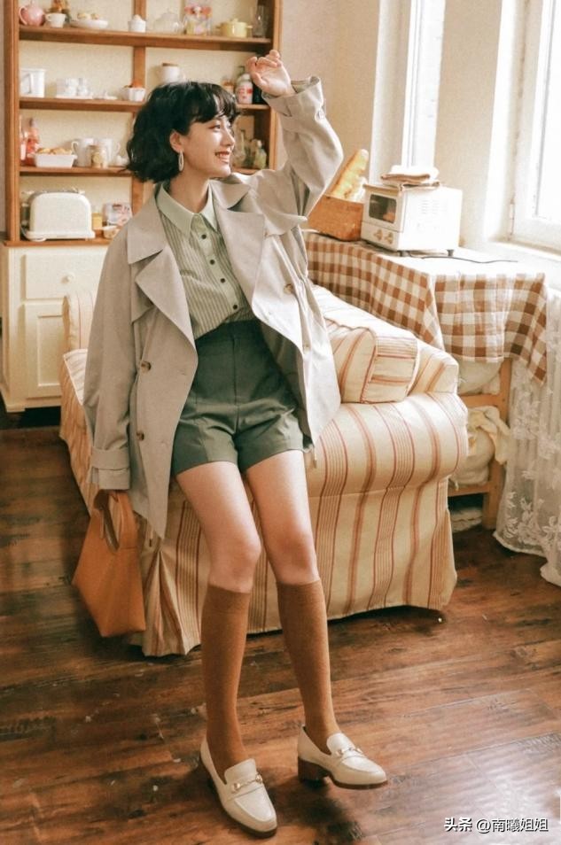 入秋后才发现：不流行靴子了！满大街都在穿“乐福鞋”，洋气百搭
