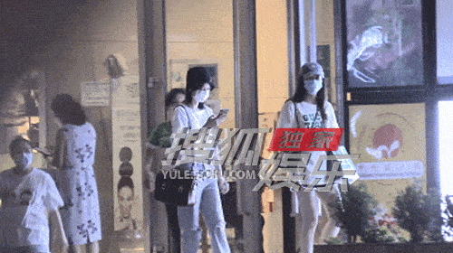 独家：赵粤王艺瑾下班素颜逛街 一起逛超市到天黑
