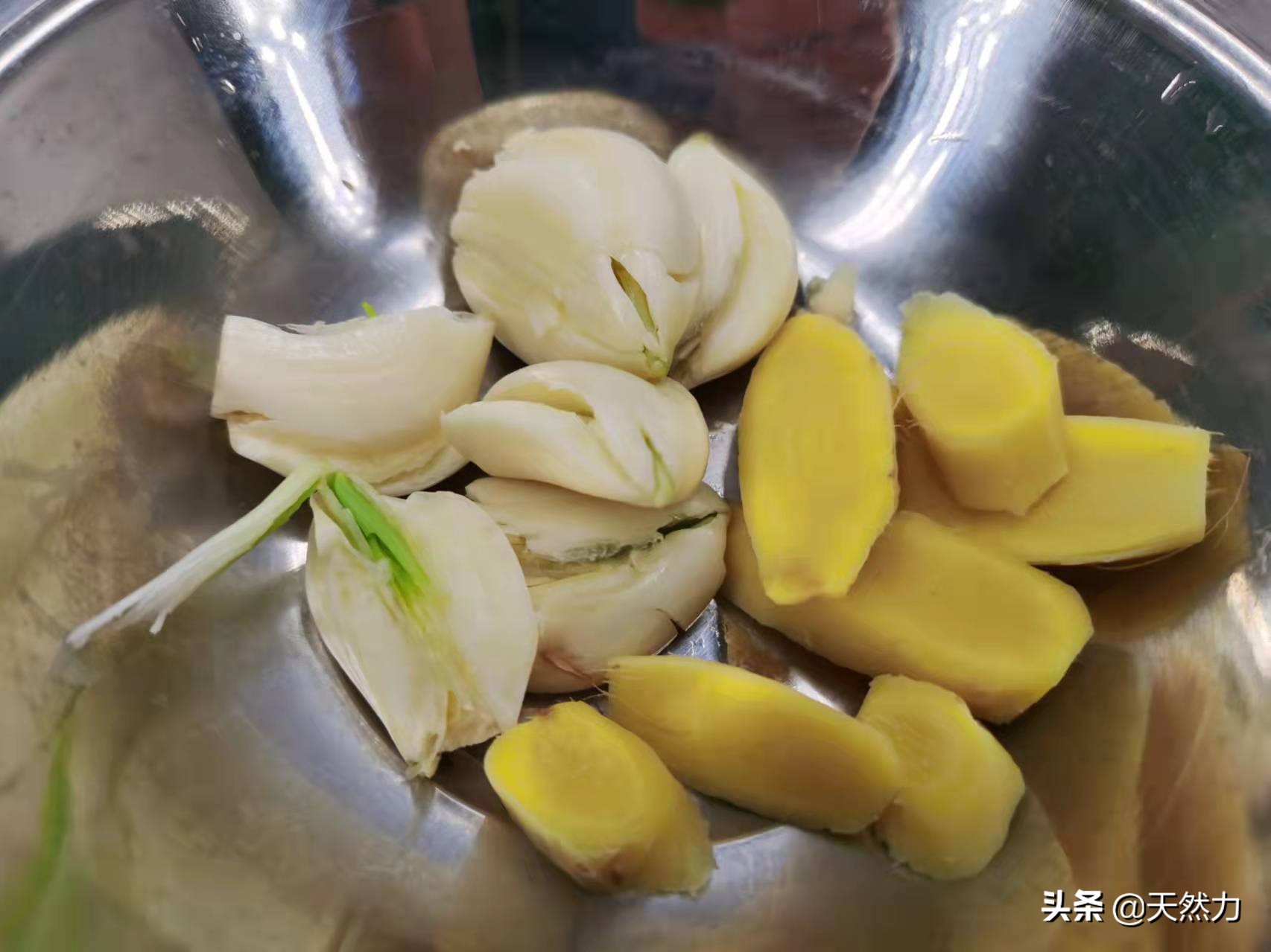 牛蹄筋要怎么做才软烂入味，教你家常做法，一口下去全是胶原蛋白