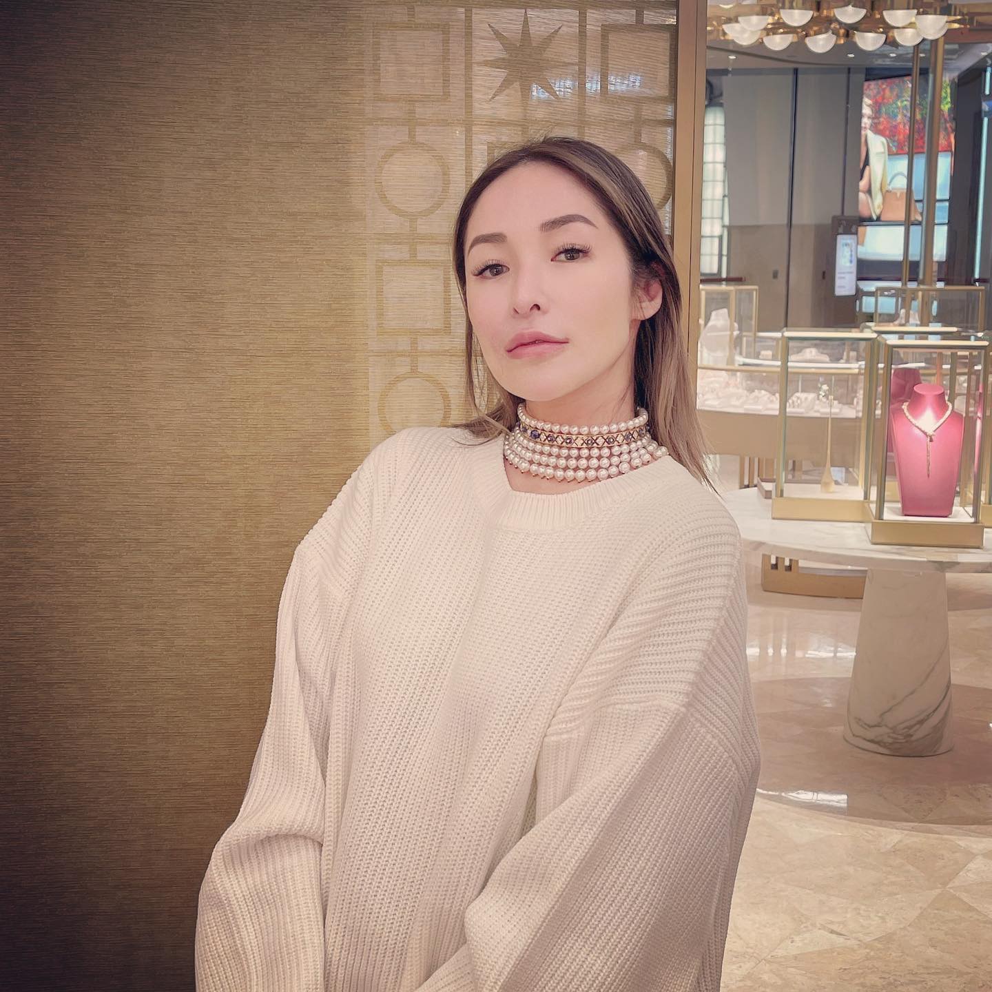 萧亚轩宣告正式复出，脸上被爱犬咬伤的伤疤清晰可见