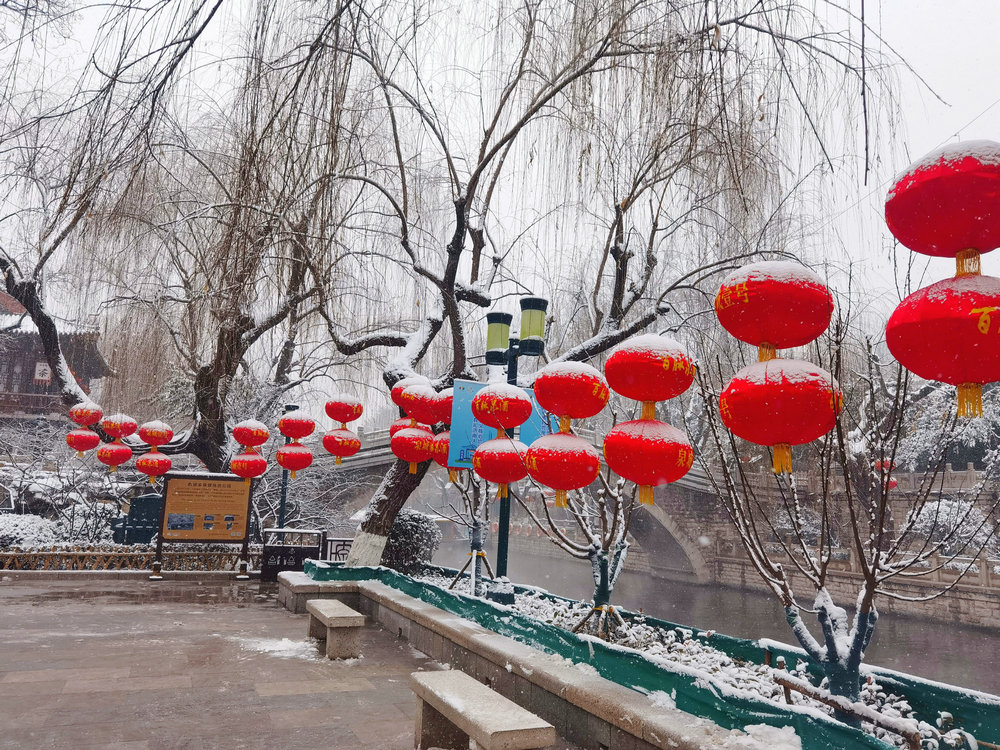 雪送祥瑞兆丰年：济南市民冒雪赏景