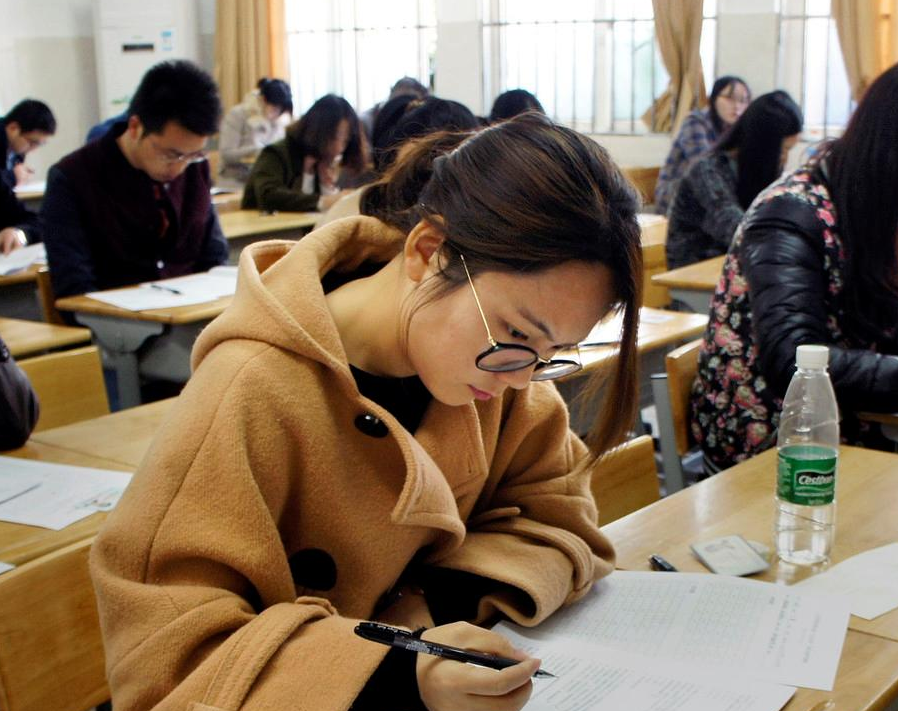 考生政审环节“被刷”，得知原因很心酸，原来公务员政审还查这些