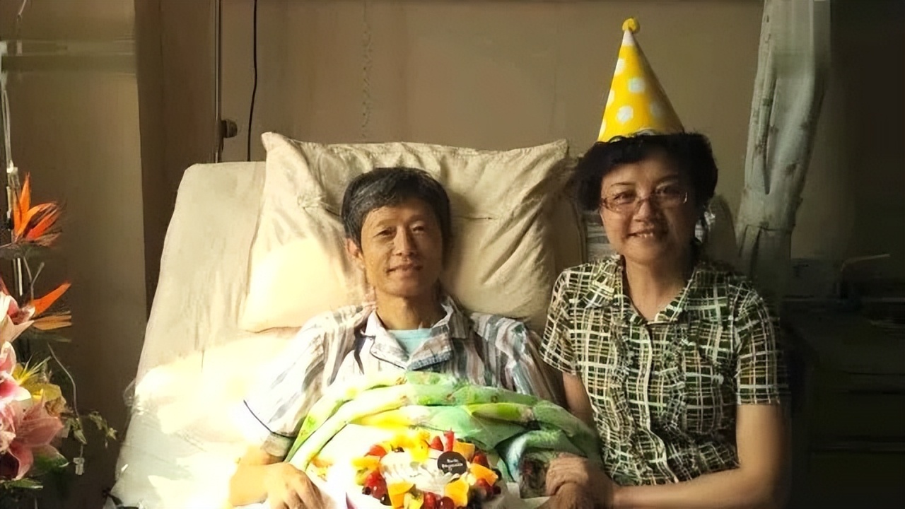 2014年艾跃进确诊胃癌，手术过后还未静养，偷偷回校连上8天课