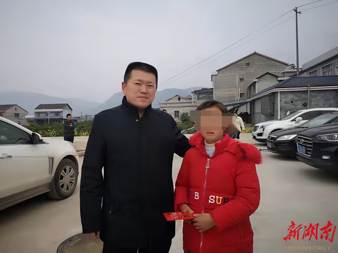 从艺术生到铁血军人！他任职武警湖北总队，已是上校警衔，连续23年捐资助学！