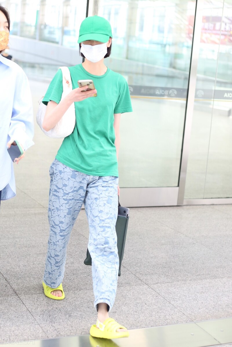 邱天黑色短T搭碎花长裤现身机场穿拖鞋率性大方