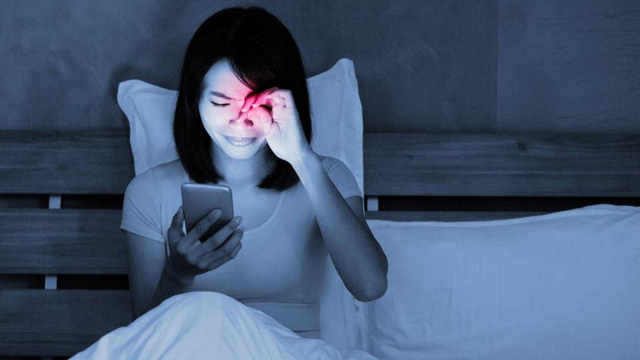 当有眼袋后，会比同龄人显老，掌握5个方法，或许能去除眼袋