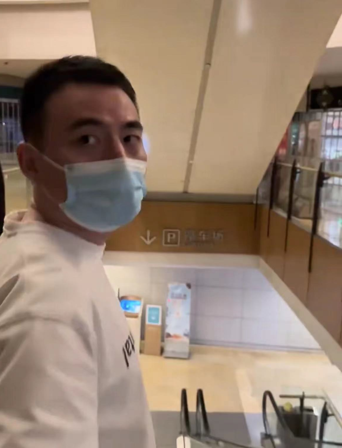 高晓松前妻在商场突遇火灾，孕期挺大肚奔跑撤离，忐忑讲述全过程