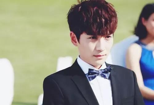 “小公爷”朱一龙，曾跑龙套10年，30岁逆袭成顶流，戏外仍未婚