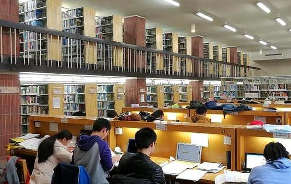 清华教室的实拍图，揭露与普通学校区别，但却被批评“没素质”