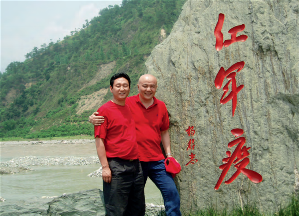 一学生家境困难登报后惊动中央，人民大会堂设宴3桌，宴请他全家