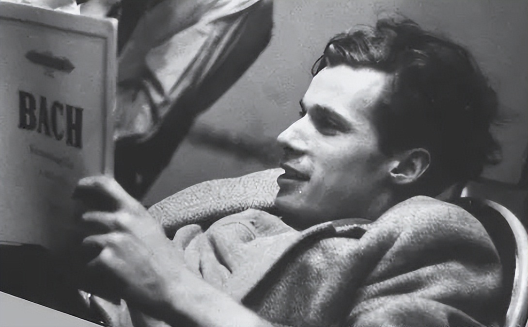 扮成别人采访自己？音乐大师“疯”起来连自己都骂