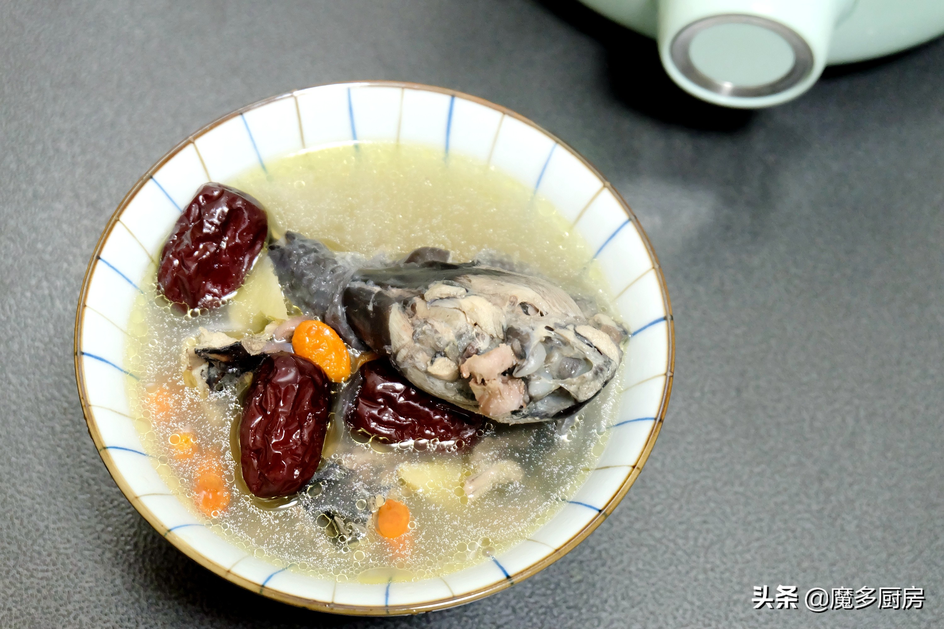 乌鸡汤的功效与作用(天气寒冷身体虚弱) - 行就行