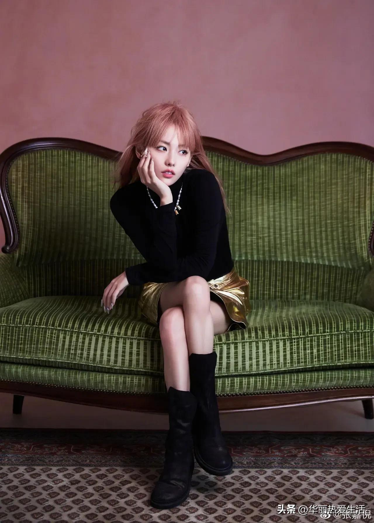 张嘉倪染黄色发型皮肤黝黑