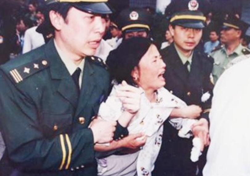 1999年，山东小伙以1敌7身中27刀牺牲，死后身上血衣成一级文物