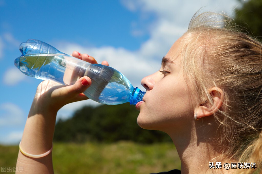 經常喝瓶裝水的人，體內會有更多微塑膠？ 正確飲水注意3點
