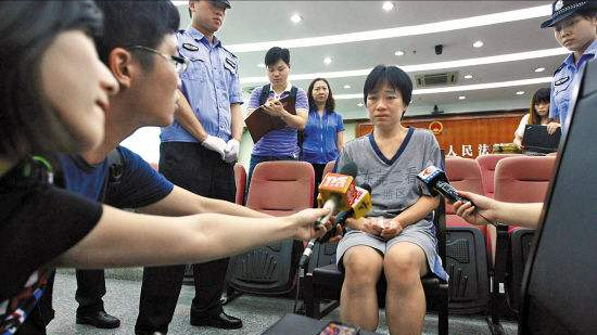 2010年，东莞母亲溺死两13岁双胞胎儿子，丈夫领千人求情：求轻判
