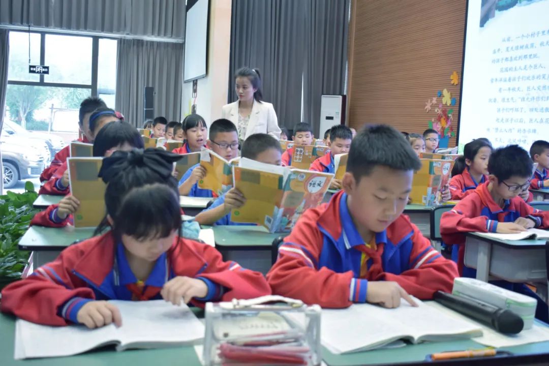 双流区名师周晓玲工作室学员们在导师周晓玲的带领下送教金桥小学