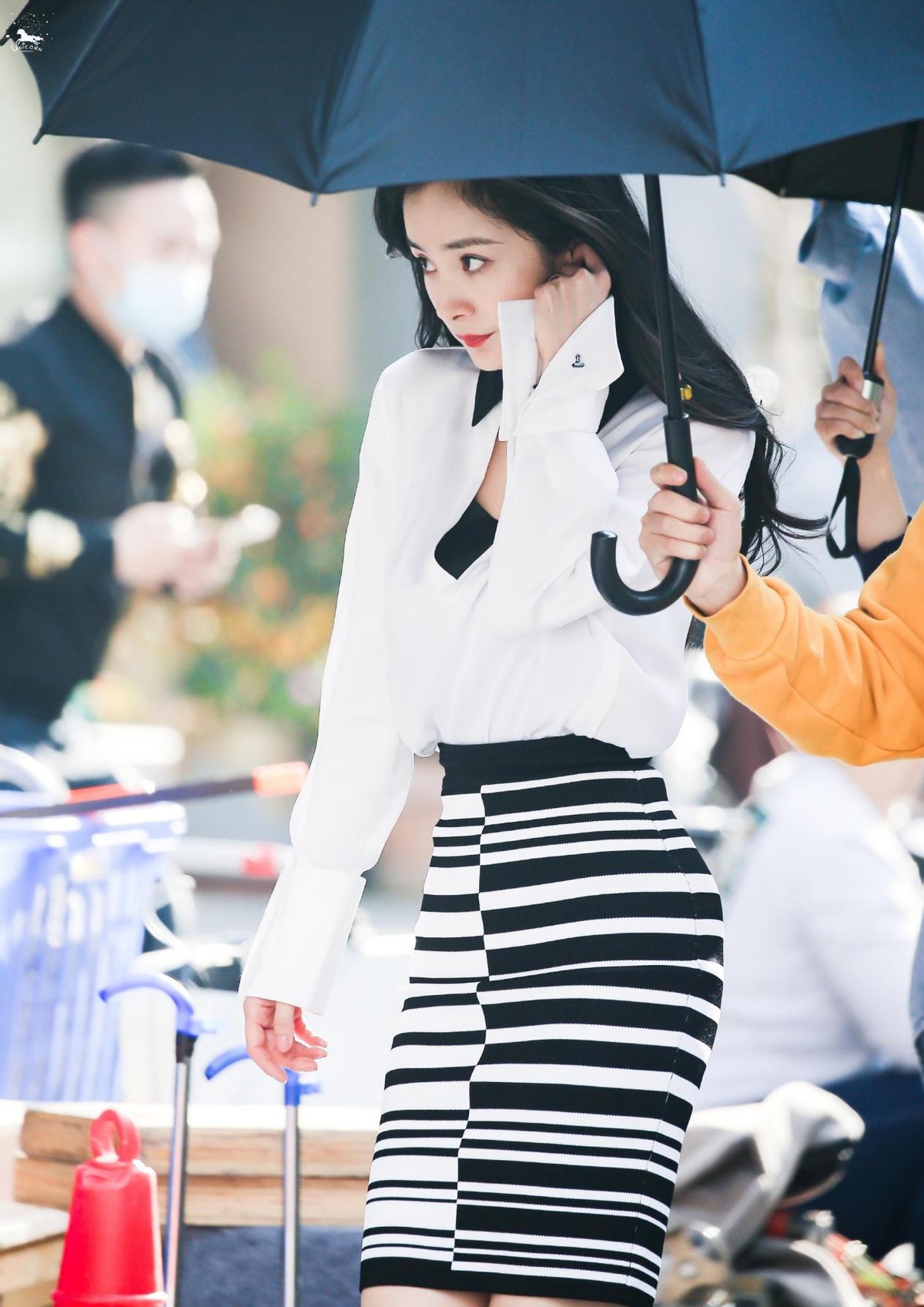 杨幂追求美又不舍得破费,穿69元平价鞋配白衬衫,效果却时髦高级 - 114