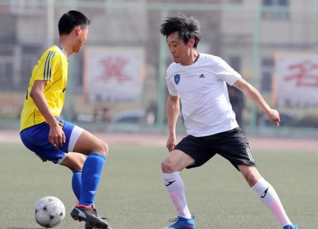 高峰为什么没去世界杯(前国脚高峰:曾与那英恋爱10年,未婚生子却分手