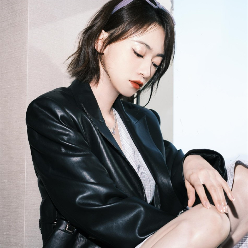 吴谨言晒窗边六宫格随拍 穿黑西装搭配马丁靴酷飒有气场 ​​​