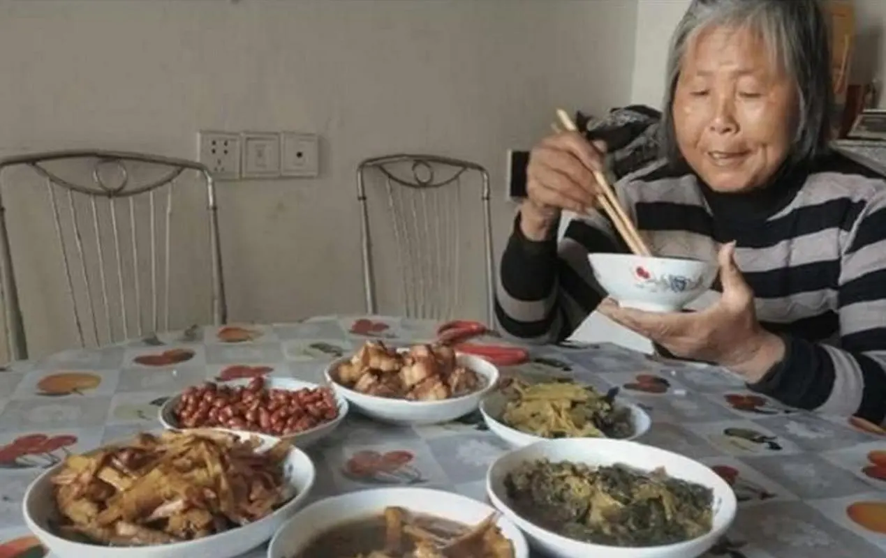 大多数老人摔跤就容易骨折？营养师建议50岁以上的人，多吃几种肉